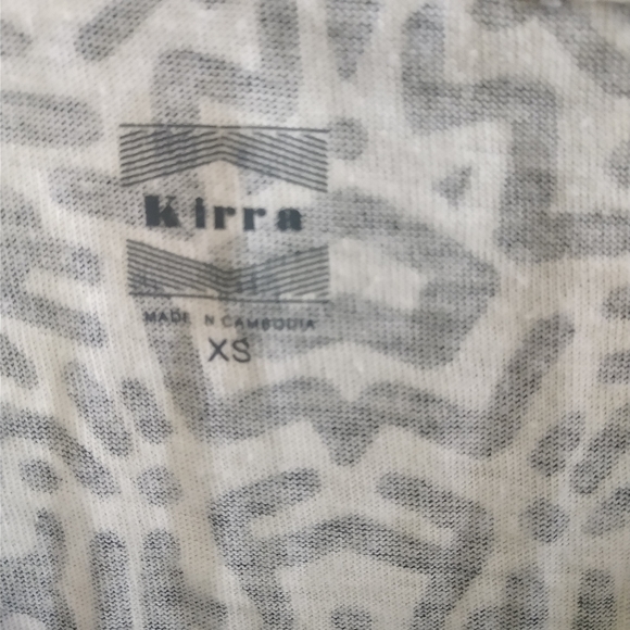 🌼3/$25 Tribal pattern black and white tee - Picture 2 of 2